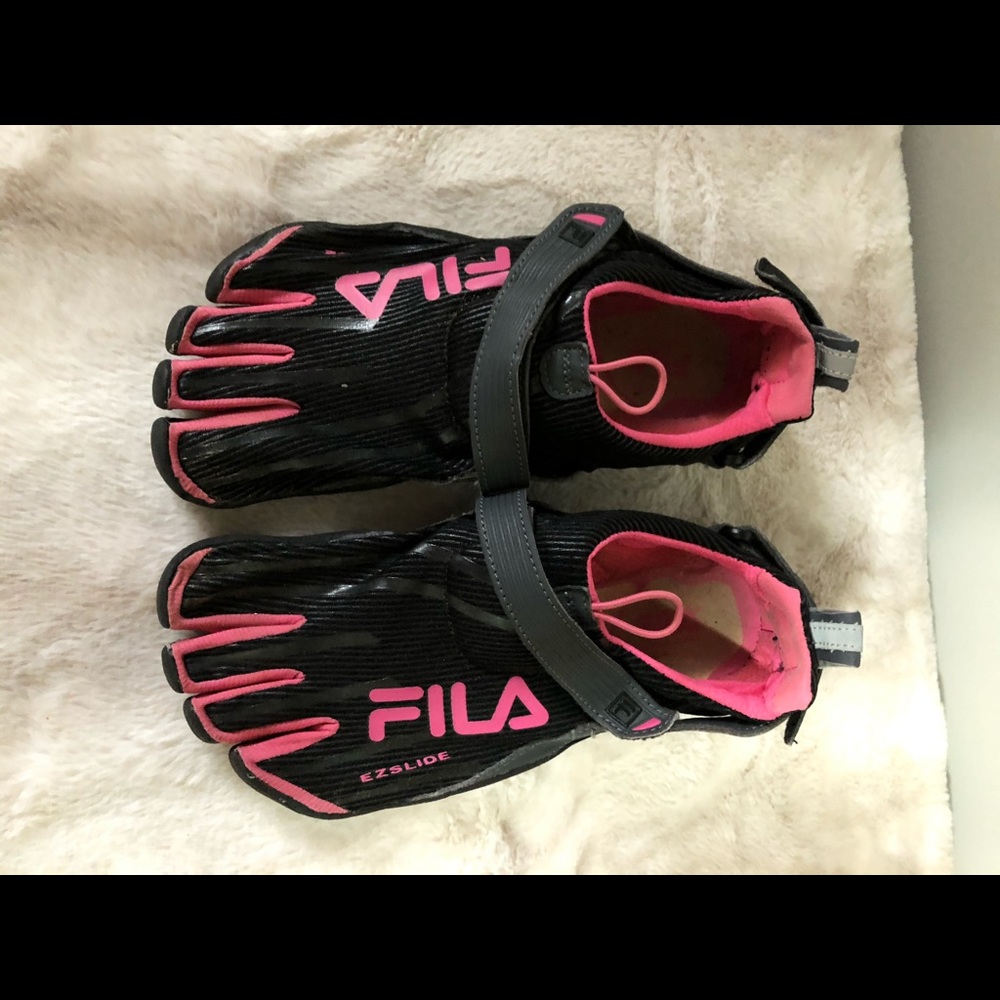 Fun FILA toe shoes